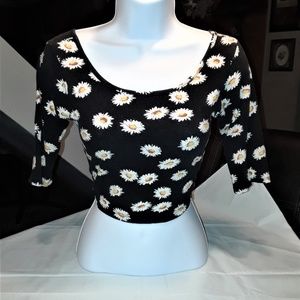 SHORT DAISY TOP